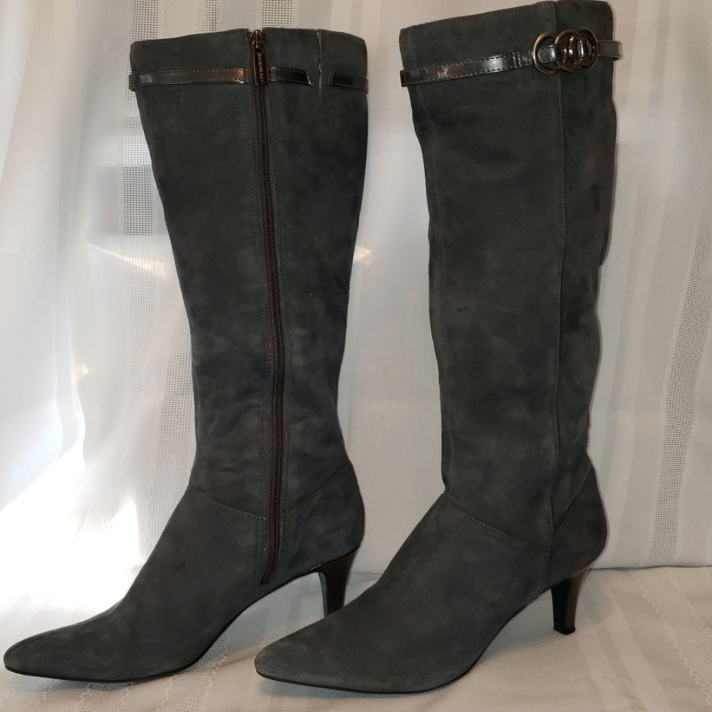 Gorgeous suede boots